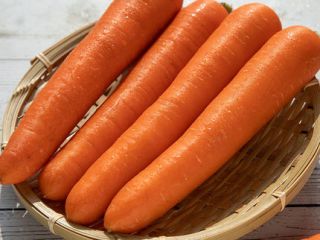 Świeże marchewki na sprzedaż Wszystkie dostępne odmiany prosimy o