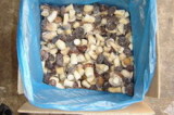 Produkt: suszony czarny grzyb leśny Specyfikacje Materiał: 100% świeży grzyb shiitake Typ: Gładka powierzchnia Kształt: Cały bez łodygi Rozmiar czapki: Poniżej