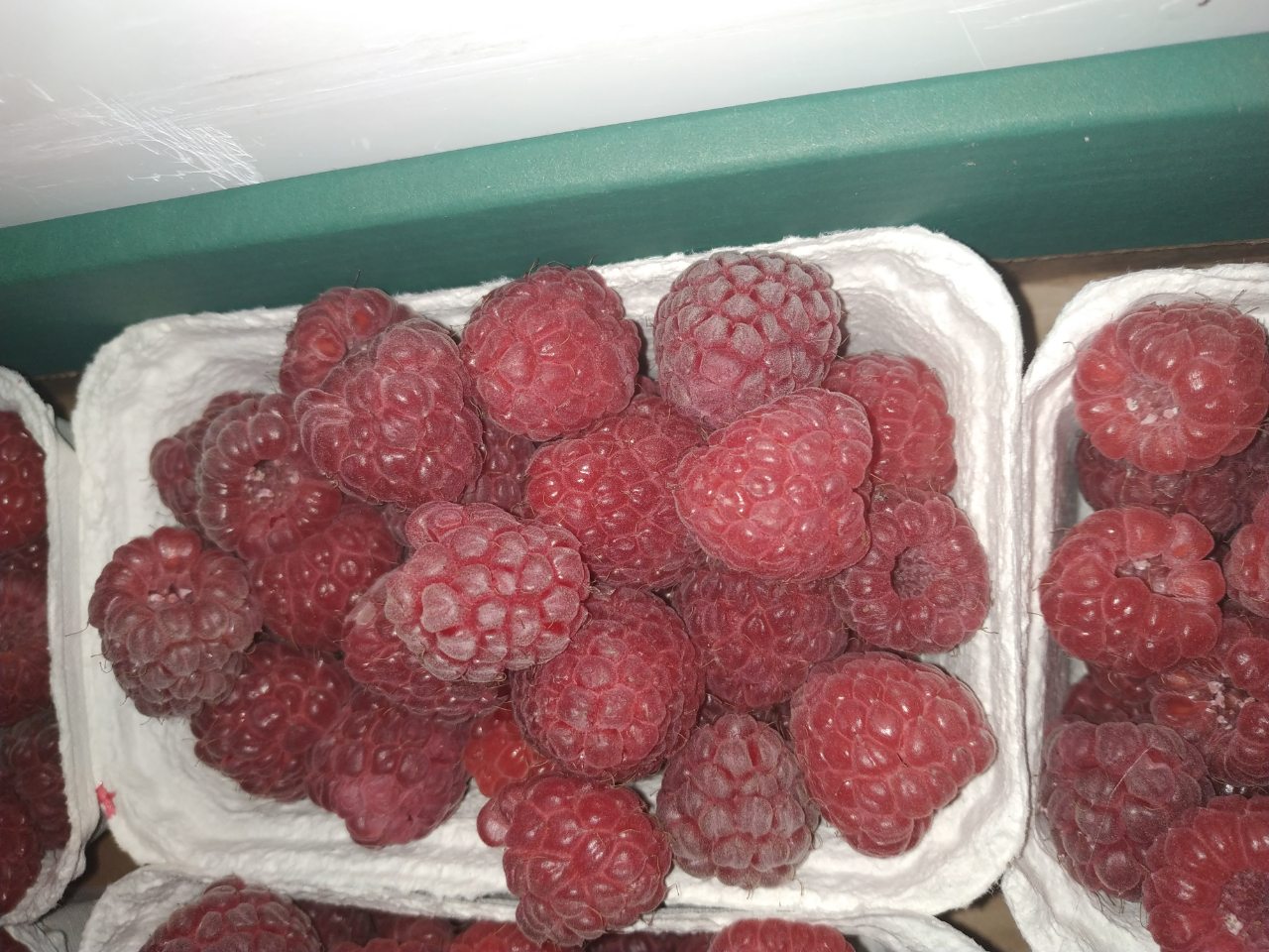 Malina, świeża, ładna, soczysta, twarda