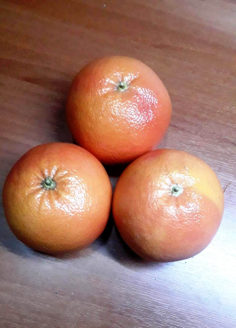 Grejpfruty Rio Czerwone owoce Cechy: Pochodzenie: Turcja Wielkość: duża Skórka: lekko żwirkowa powierzchnia, niełatwa do zerwania Ciało: soczyste i dobrze