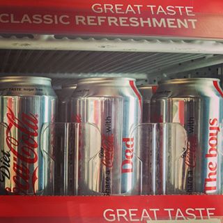 Oferujemy coca colę 330 ml i napój energetyczny Red Bull Pochodzenie: Dania skontaktuj się bezpośrednio, what'sapp: email