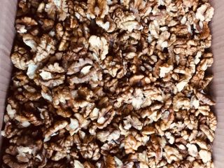 Witam , Sprzedam orzech włoski łuszczony , około 3-5