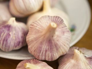 Świeży czosnek (Chiny) Kaliber: 5-5,5 cm. Lokalizacja: magazyn w