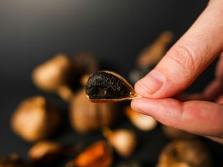 Prowadzimy sprzedaż detaliczną i hurtową czosnku czarnego (fermentowanego) od