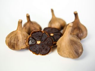 Prowadzimy sprzedaż detaliczną i hurtową czosnku czarnego (fermentowanego) od