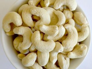 ORZECHY CASHEW Szczegóły produktu: - Okres przydatności do spożycia3