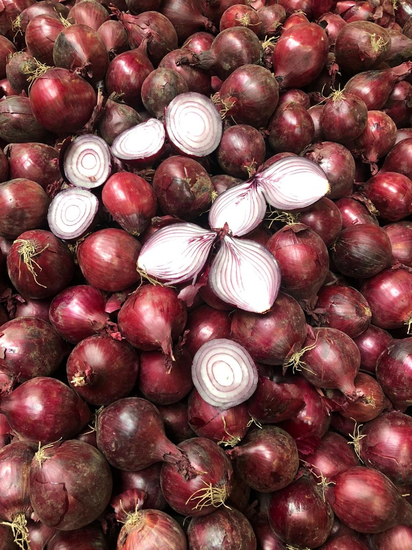 Red onions 30 tons of red 40/60mm 30 tons of red 50/60mm Price 0,25euro Czerwona cebula 30 ton rozmiar 40/60mm 30 ton rozmiar 50/60mm cena 0,25euro
