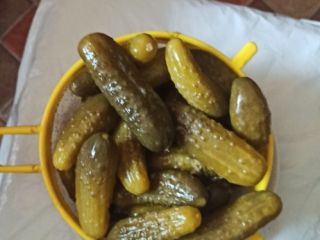 Oferujemy ogórki kiszone naturalnie, doskonałe do surówek i sałatek,