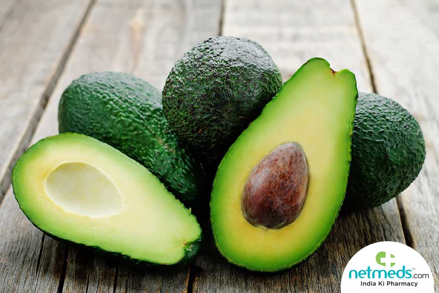 Kup awokado Hass Avocado ma owalny kształt i charakterystyczną kamienistą skórkę i jest łatwo rozpoznawalne, ponieważ po dojrzeniu zmienia kolor na