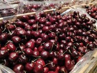 Wiśnie duże sprzedawane są w pudełkach po 2 kg