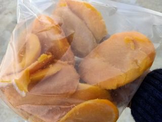 Sprzedam bardzo słodkie soczyste mango,obrane, bez skórki, bez włókien,