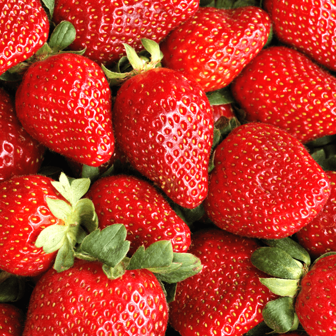 Whole Red and Juicy Strawberries Czerwone i soczyste, domowe całe truskawki to świetna przekąska