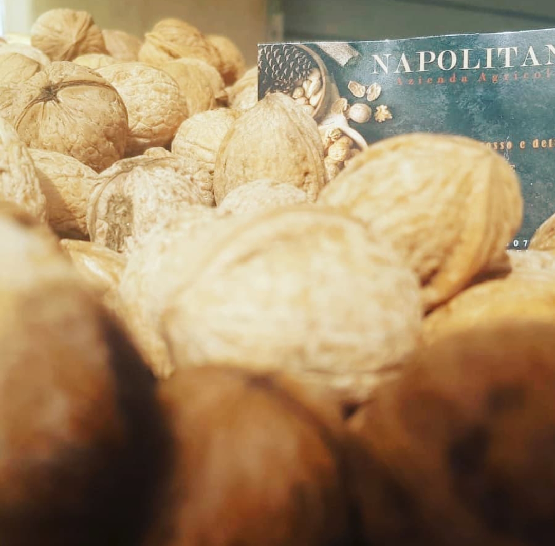 Firma Napolitano, sprzedaż hurtowa i detaliczna produktów Irpini: - Orzechy - Orzechy laskowe - Wino i olej Informacje kontaktowe