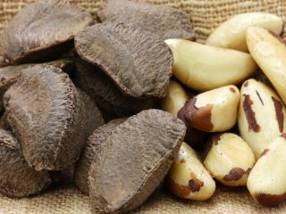 Migdały, orzechy nerkowca, pistacje, orzechy laskowe, orzechy betelu, orzechy