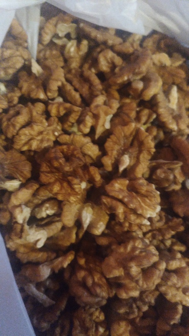 Sprzedam orzechy włoskie świeżo łuskane 6.40 cena za kg 22 zł -cena do negocjacji