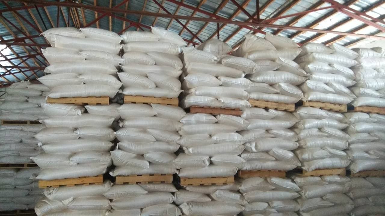 SKŁADNIKI: MĄKA PSZENNA NAJWYŻSZEGO GATUNKU I I KLASY POCHODZENIA: Ukraina CHARAKTERYSTYKA PRODUKTU: Kolor: biały Zapach: charakterystyczny dla mąki pszennej