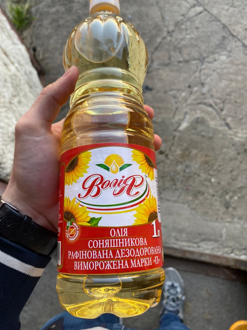 Posiadamy olej słonecznikowy w Polsce, cena 1,75 € za litr, dostępne 3 ciężarówki Zainteresowanych proszę o kontakt przez Pozdrawiam Josh