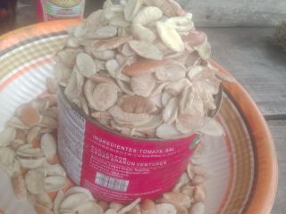 Sprzedaję płatki manioku, kukurydzę, olej palmowy, raki, kredę lokalną,