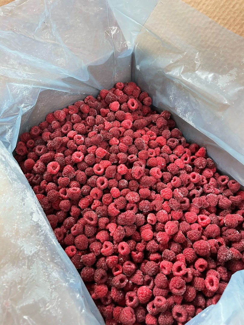 Ekologicznie produkowane i wstrząsane mrożone maliny, produkowane w Berkovitsa w Bułgarii