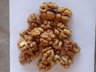 Obrane orzechy włoskie. Naturalne i organiczne. Produkt wysokiej jakości.