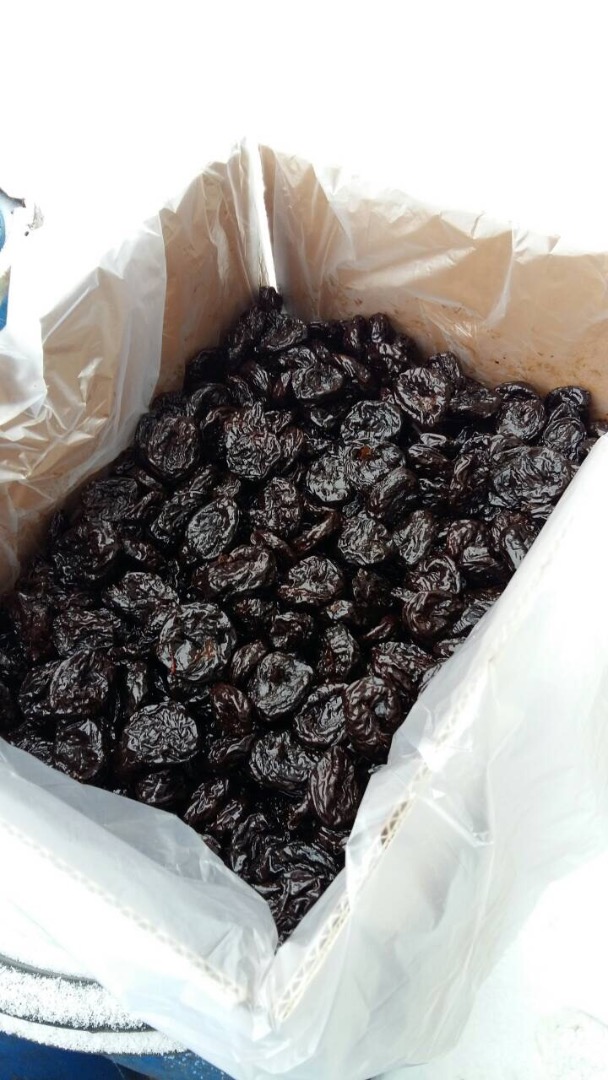 Posiadamy dobrej jakości suszone śliwki, bez pestek i pestek, pakowane w kartony po 10 kg