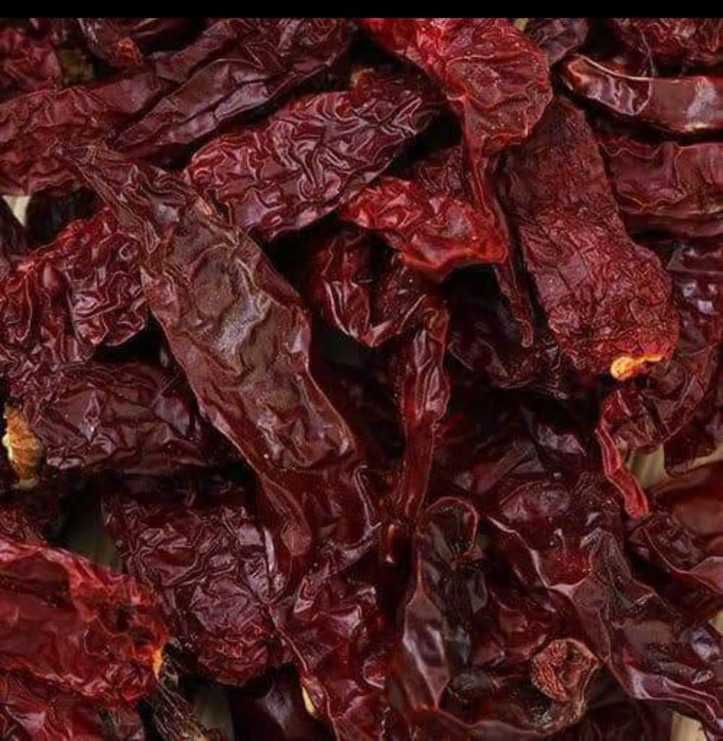 peppers are small and slender pods, averaging 2 to 7 centimeters in length, and have a defined, conical shape that tapers to a point on the non-stem end