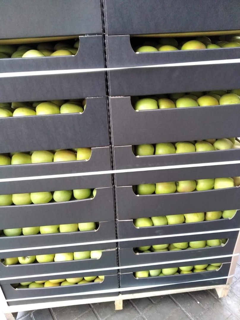 I WILL SELL LARGE QUANTITIES OF APPLES VARIETIES RED JONAPRINCE IDARED THE BEST MUTSU GOLDEN DELICIOUS CHAMPION DEPOSIT FOR BOX PALLETS TRANSFER ON UNLOADING