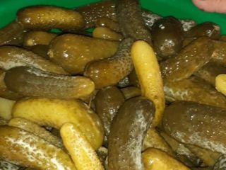 Ogórki kiszone w zalewie pakowane są w beczki plastikowe