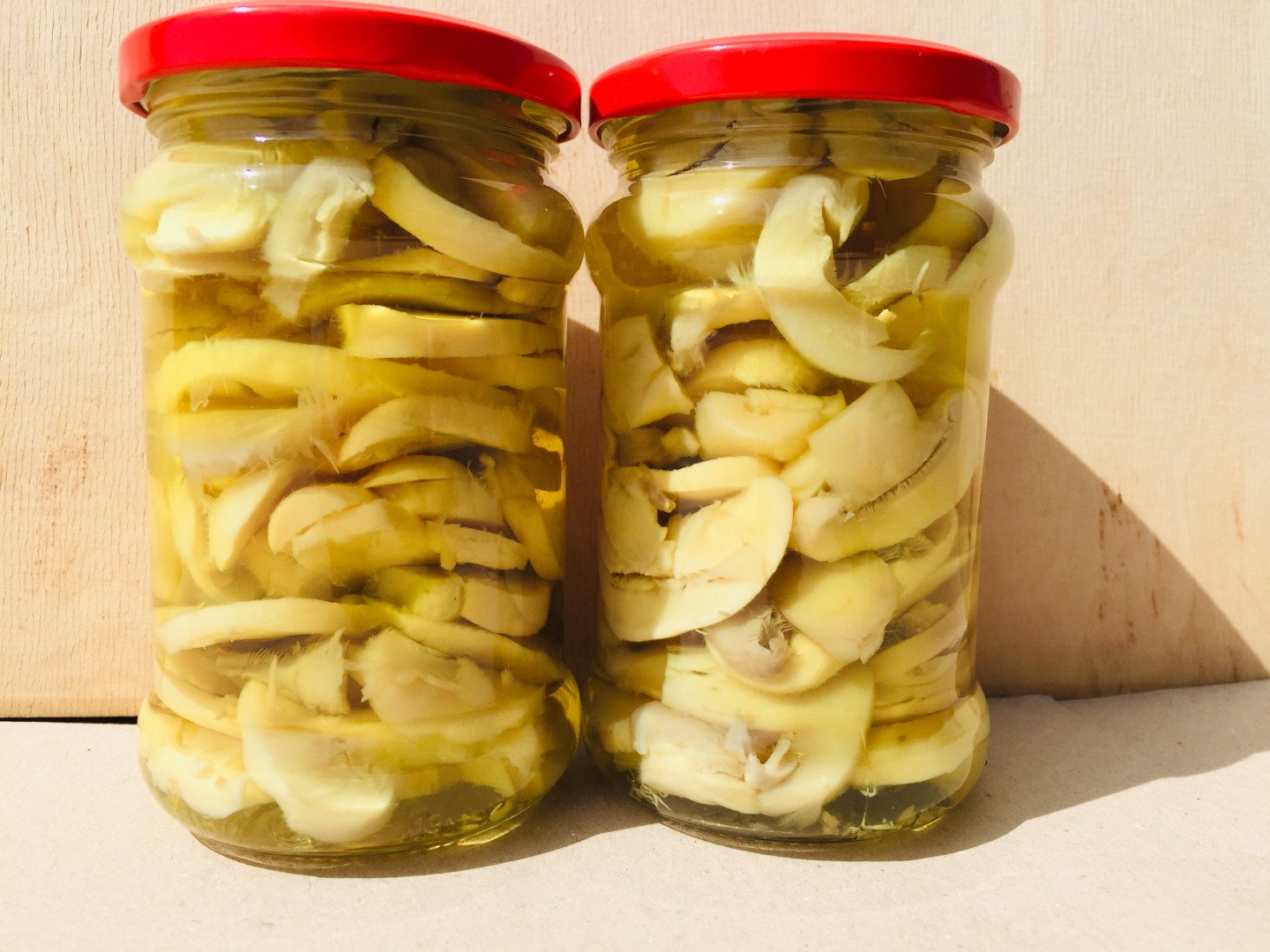 Oferujemy do sprzedaży pieczarki krojone i całe w zalewie naturalnej