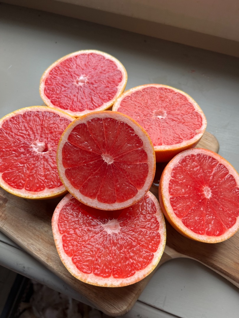 Witam, mam do sprzedania Grejpfruty ze świeżej dostawy 20.11.2023 odmiana Star Ruby import Turcja pakowane w skrzynki po 15kg kaliber 5 i 6 W razie pytań