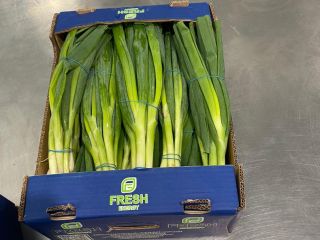 Sprzedam świeżą cebulę dymkę. 0,48 € / pakiet. 20