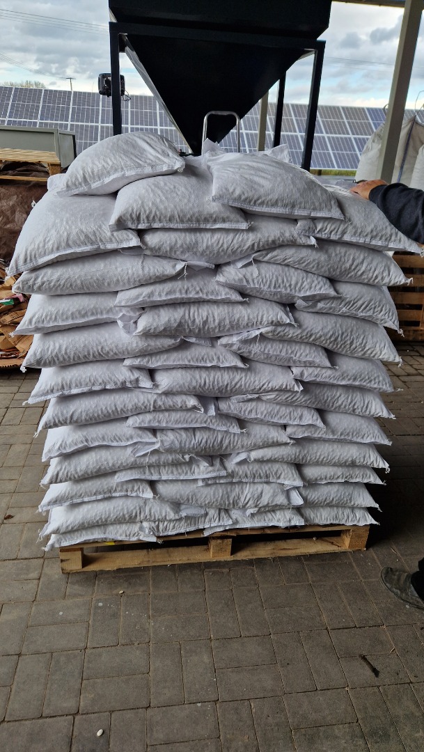 Fasola dostepna caly sezon , 100/130 -100gram dostępna też w kalibracji do 75/100 gram oraz 83/100 gram Pakowana 1000 kg 25 i 10 kg Lub peczki 0,5 1 kg