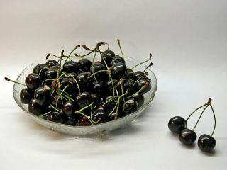 Gorzkie czarne wiśnie. Dostępna ilość około 500 kilogramów.