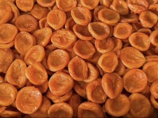 Firma Dalinuts sprzeda rodzynki, morele, orzech laskowy, prażone solone