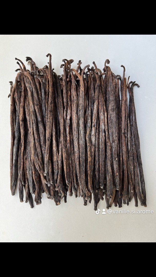 Sprzedajemy świeże i wysokiej jakości laski wanilii z Madagaskaru o średnicy 22-25 cm, możemy również dostarczyć najwyższej jakości makaron waniliowy