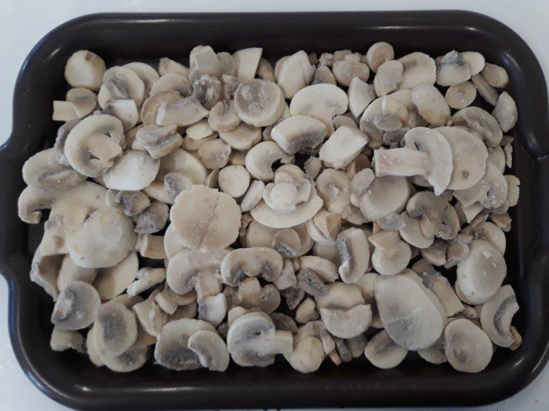 Sprzedaż mrożonych pieczarek i grzybów leśnych Oferujemy pieczarki mrożone w różnych formach: plastry kostka grys Pakowanie: standardowo worki 20 kg możliwość