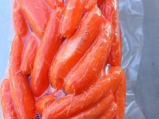 geschälte Karotten, vakuumverpackt. Mail : . Agromar Pleszew.