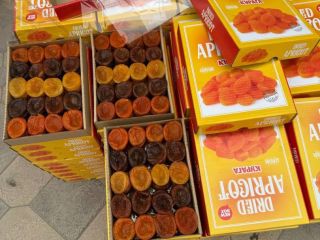 Rodzynki czarne, żółte, brązowe. Suszone morele naturalne. Świeże morele.