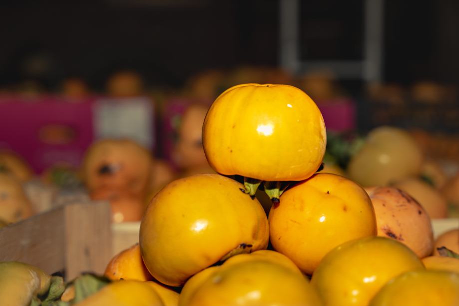 Suszona persymona – naturalnie słodka, bez dodatku cukru: • 250 g → 6 € • 1 kg → 20 € Świeża persymona (zwykła) – prosto z drzewa, pełna smaku: • 2 €/kg