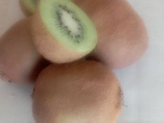 Organiczne zielone kiwi, bardzo słodkie, całkowicie wolne od pestycydów,