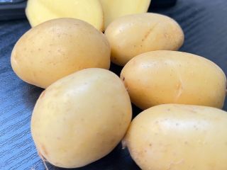 Sprzedam „baby potatoes” ziemniaki jadalne odmiany Queen Anna, kaliber