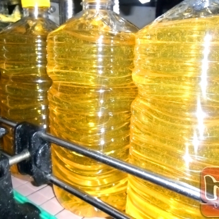 Rafinowany olej słonecznikowy Pochodzenie: Tanzania Przybliżona cena: 1L / 1,07 € ⸻ Dostępne w różnych formatach: • Butelki PET 1L / 5L / 10L / 12L • Flexitank